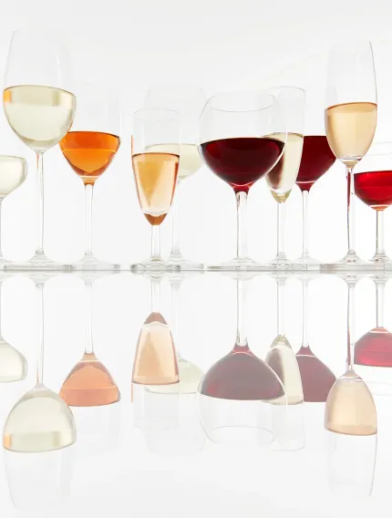 Discover how wine glass shape affects aroma, flavour, tannins, and balance in Bordeaux wines, with science explained for red, white, and sweet styles