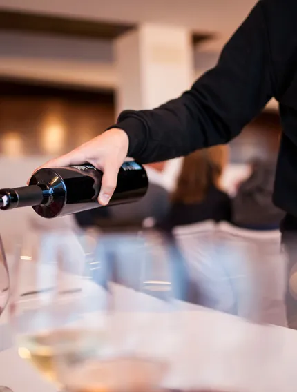Wine Closures in Bordeaux: Cork, Screwcap, and Ageing Explained