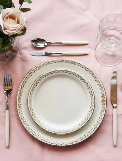 Discover essential wine etiquette for tastings and restaurants in Bordeaux and beyond