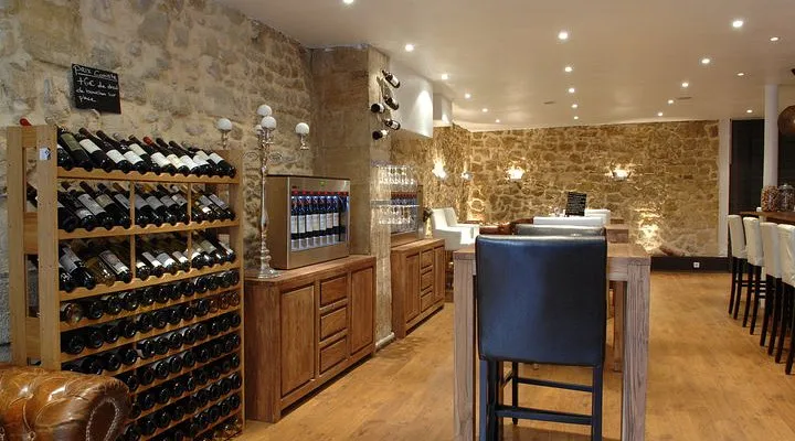 Aux Quatre Coins du Vin wine bar in Bordeaux